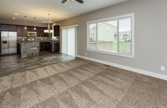 Building Photo - Gorgeous 4 Bed Home! Brand new carpet!