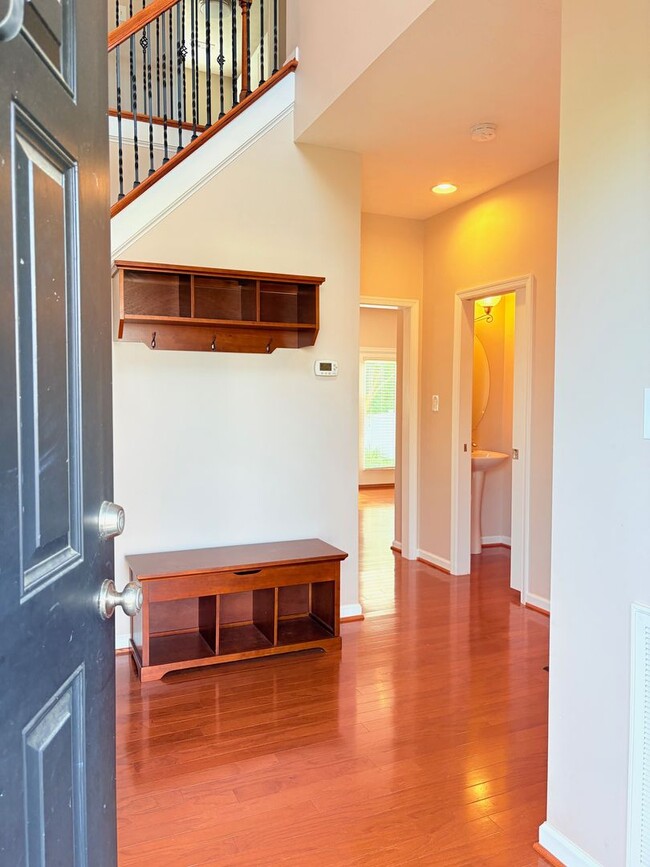 Building Photo - Large Spacious Home With Fully Fenced In Y...
