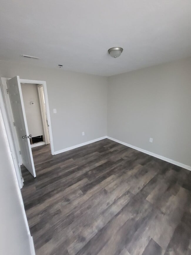 Building Photo - 3 bdroom 1.5 bath off Tobacco Rd