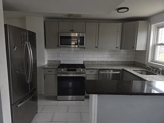 Building Photo - House for rent 4 bedroom and 2 complete bathroom, finished basement with kitchen, bathroom, parki...