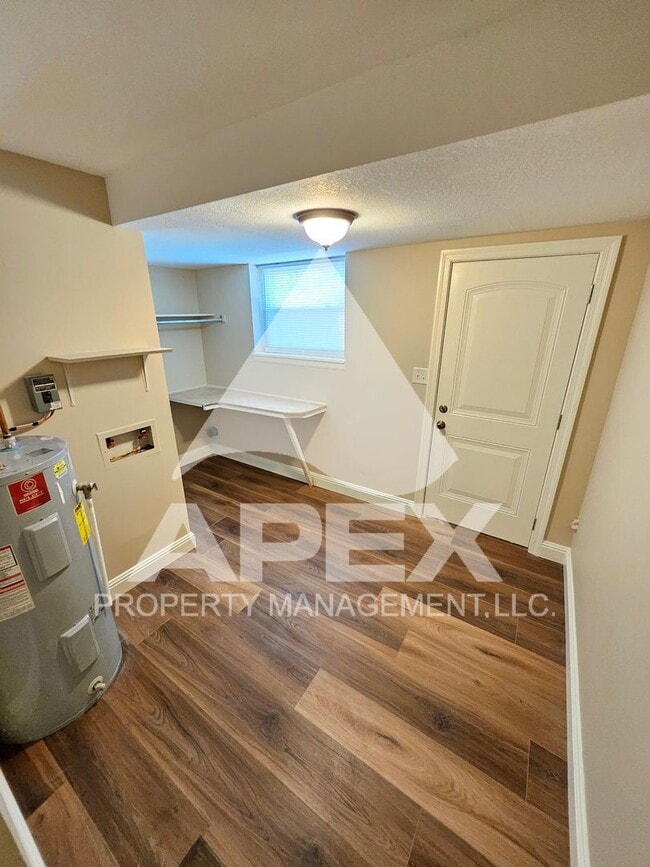 Building Photo - Renovated - 2 Bd 2.5 Ba Townhouse Duplex w/Huge Bonus room and oversized 1-car garage in West Kno...