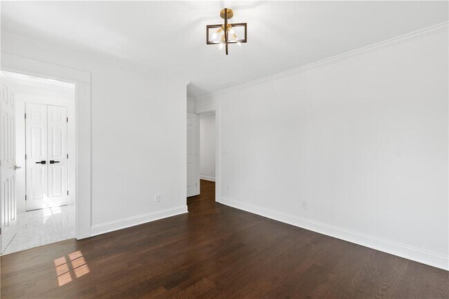 Building Photo - 1296 Hilton Dr