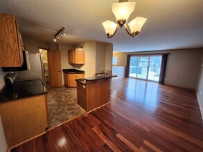 Building Photo - updated 2 bed townhouse under 2k per month in Burnsville! Open concept, master bed w/attached bat...