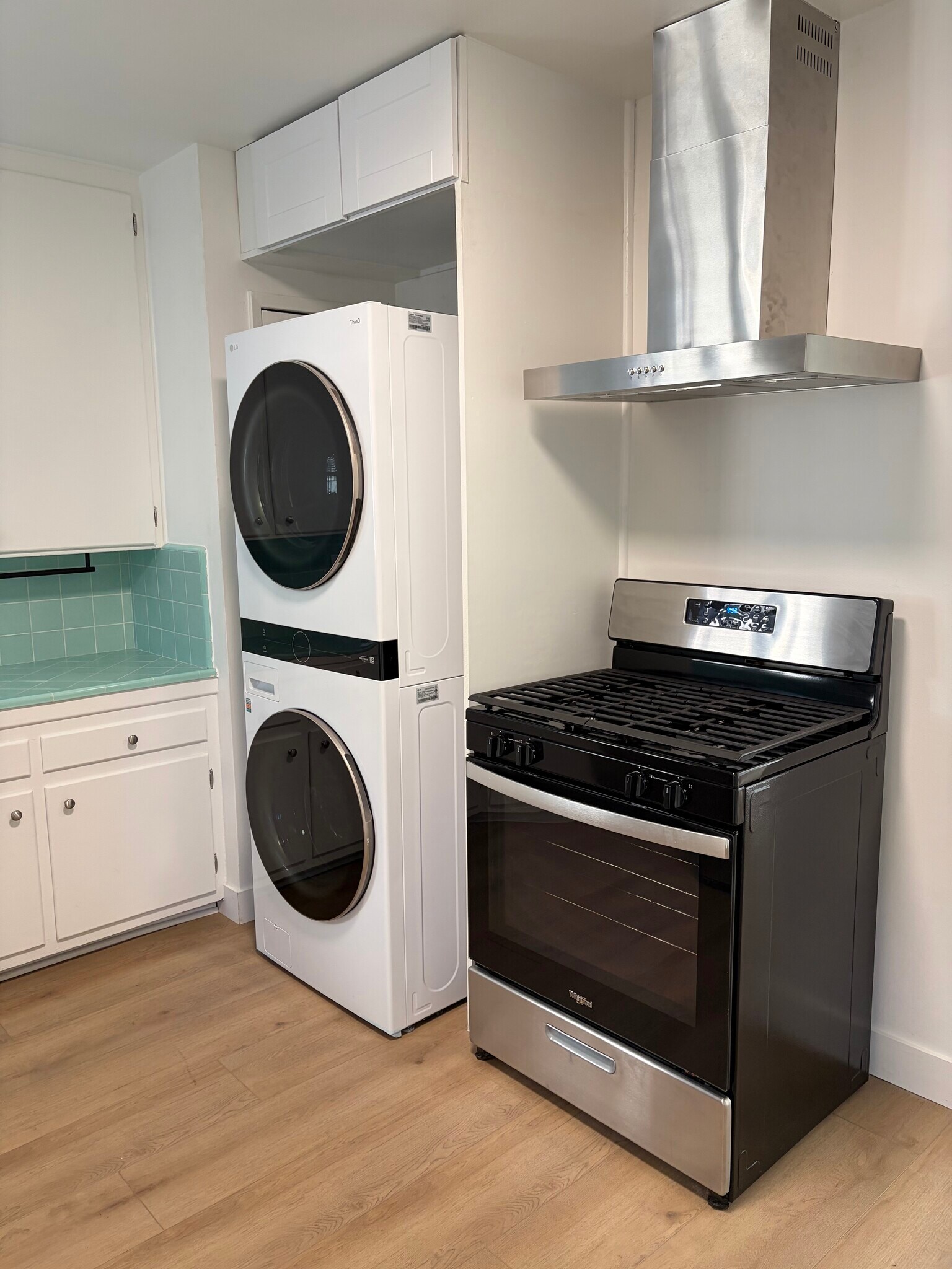 Washer dryer/ Range oven - 1436 Manhattan Beach Blvd