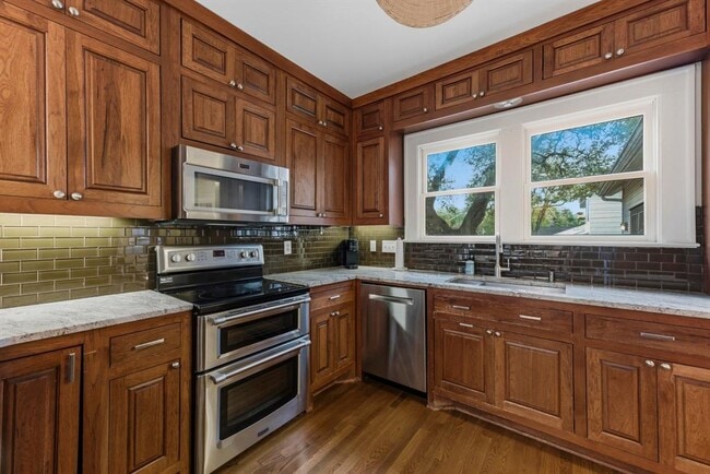 Building Photo - 1601 Alta Vista Ave