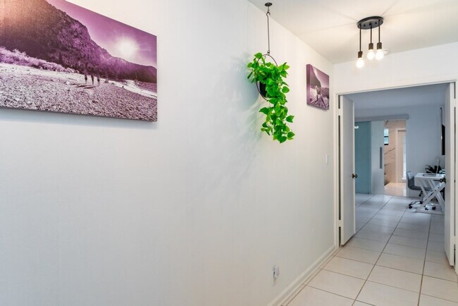 Building Photo - 830 SW 14th Ct