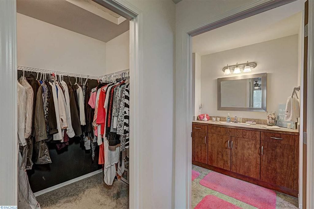 Walk-in closet in the Master bedroom - 531 Smoketree pl
