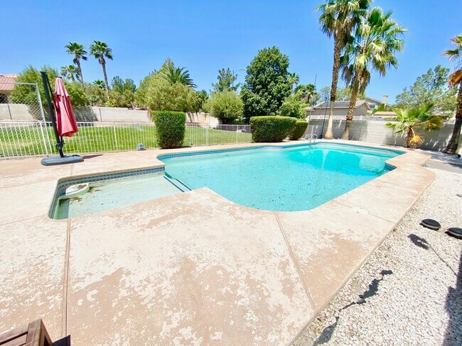 Building Photo - BEAUITFUL GATED PROPERTY 6 BEDROOMS/3 FULL...