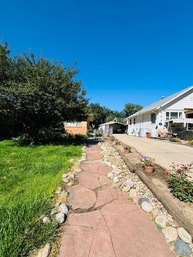 Building Photo - 723 Stover St