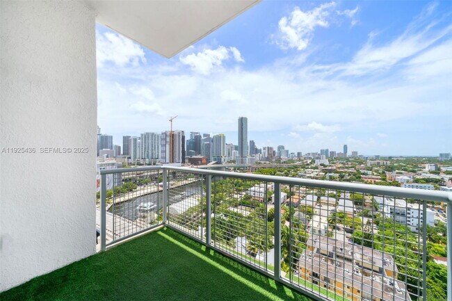 Building Photo - 10 SW South River Dr