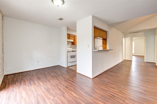 Building Photo - 212 Quaker Dr