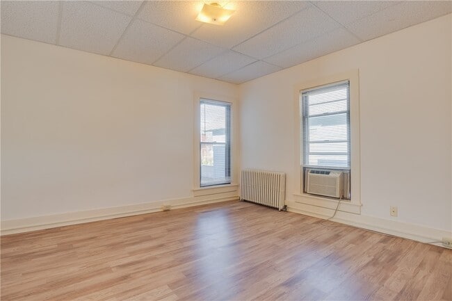 Building Photo - 4 Maple St