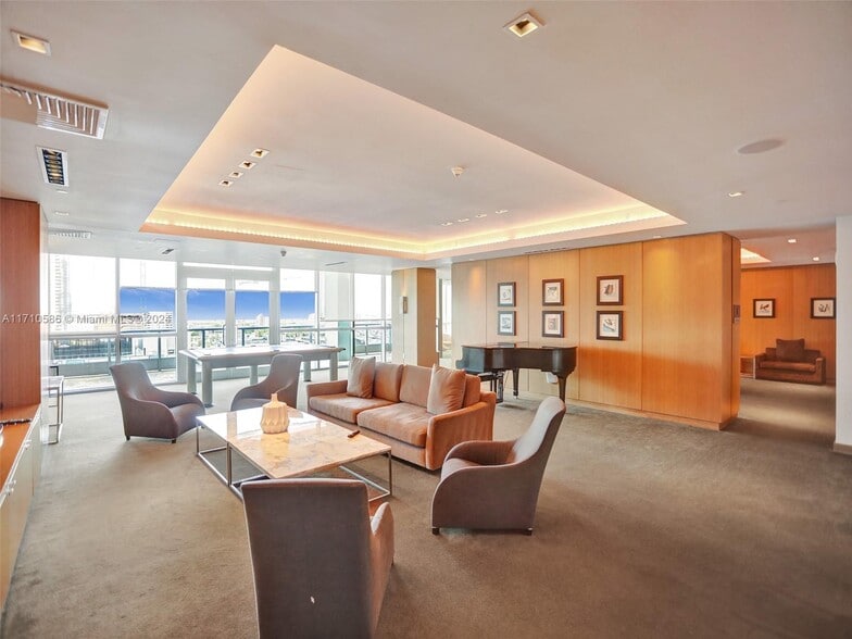 Building Photo - 900 Biscayne