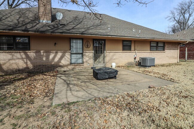 Building Photo - Located in South Tulsa - 3 Bedroom Home!!