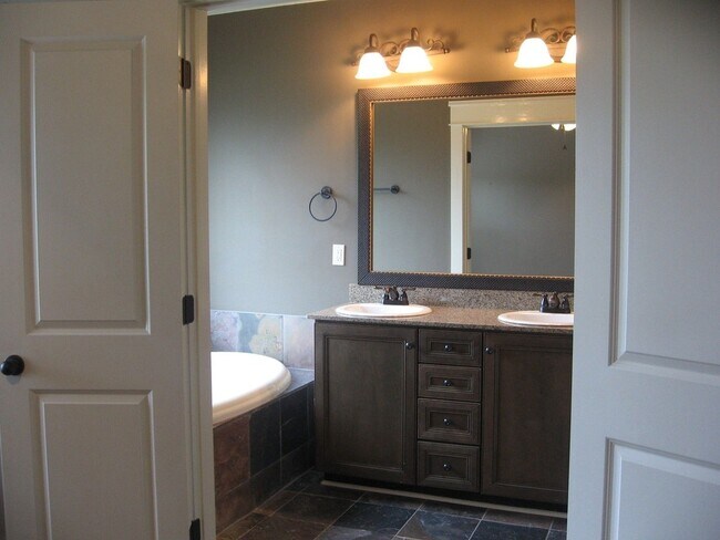 Building Photo - 1318 Essex Manor Circle