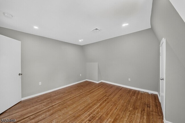 Building Photo - 467 Summer Ave