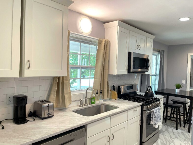 Building Photo - 1408 Lockwood Dr SW