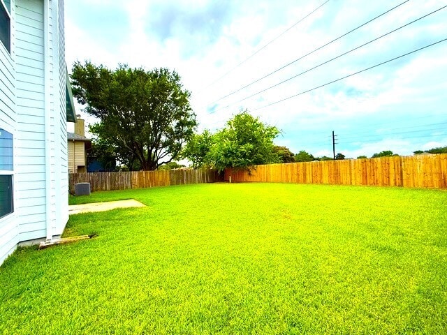 Building Photo - 3419 Southdown Dr