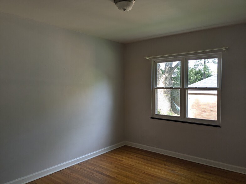 Building Photo - 1422 Shroyer Rd