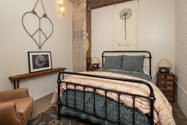 Building Photo - Enjoy the excitement of living in the heart of downtown Knoxville with this FURNISHED loft at $27...