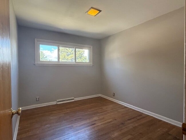 Building Photo - House For Lease