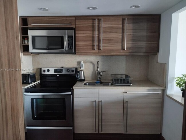 Building Photo - 5401 Collins Ave