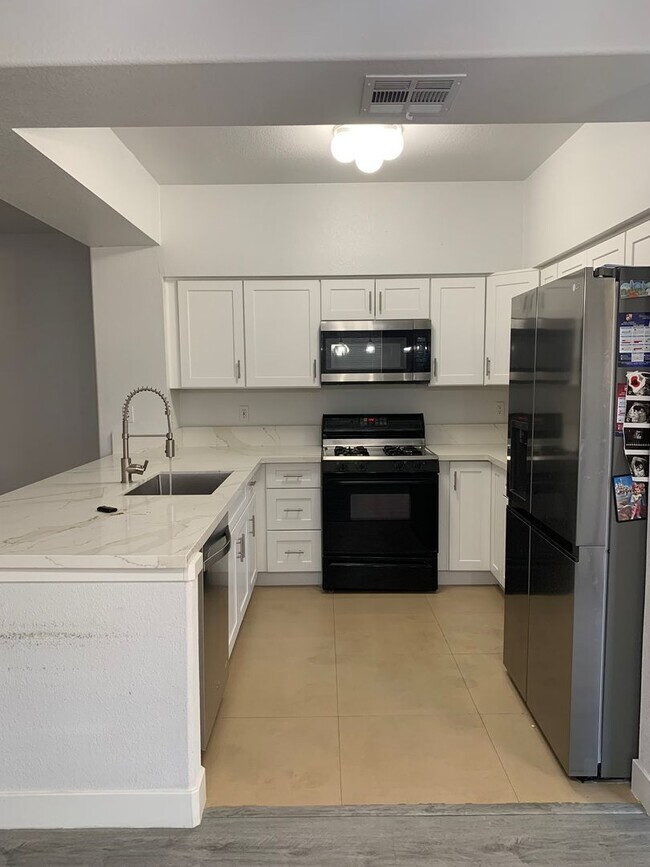 Building Photo - 3 bed, 2 bath, 2 car garage townhouse for ...