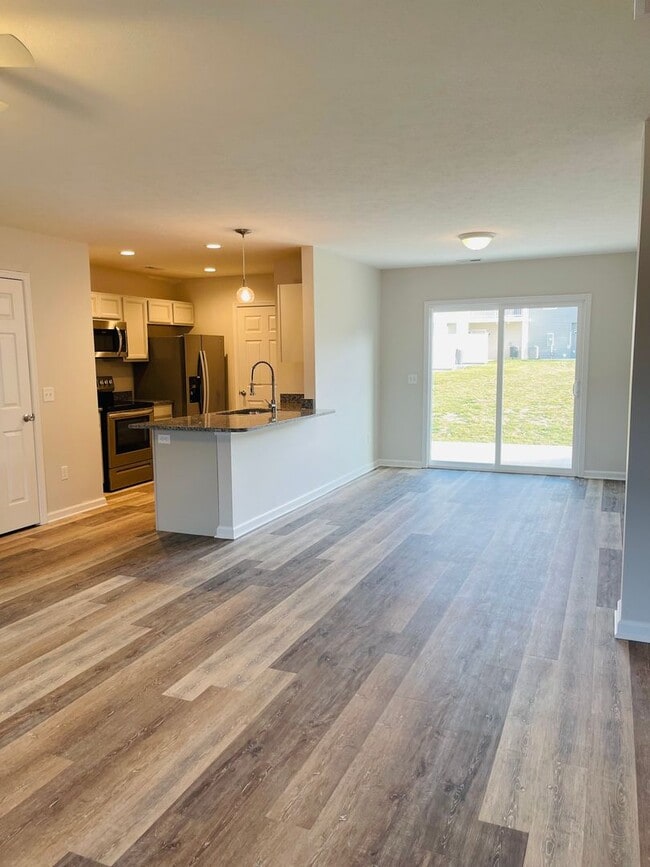 Building Photo - Like New Townhouse for Rent