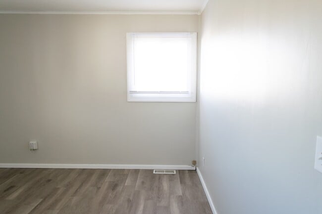 Building Photo - 2373 Vale Dr