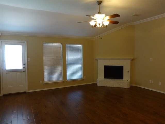 Building Photo - 915 Hidden Oaks Dr