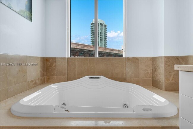 Building Photo - 5959 Collins Ave