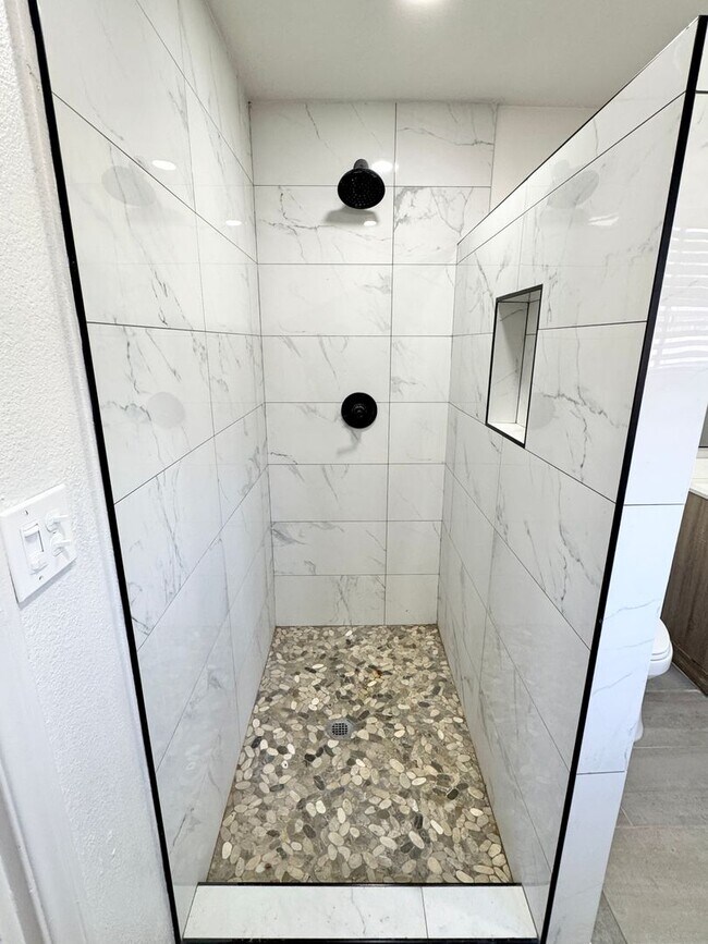 Building Photo - Fantastic 3 Bedroom/2 Bath Single Level Ho...