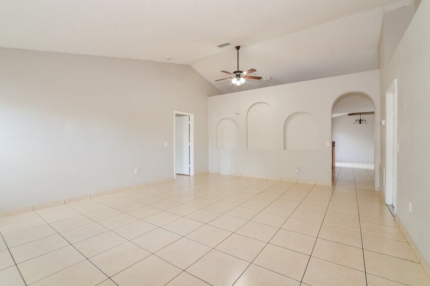 Building Photo - 742 Paris Dr