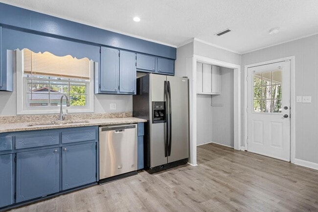 Building Photo - Spacious Brick Home with Modern Upgrades &...