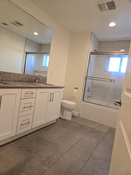 Building Photo - 1541 S Orange Grove Ave