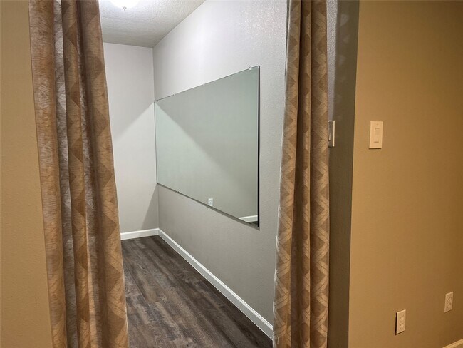 Building Photo - 304 S Shadowbend Dr