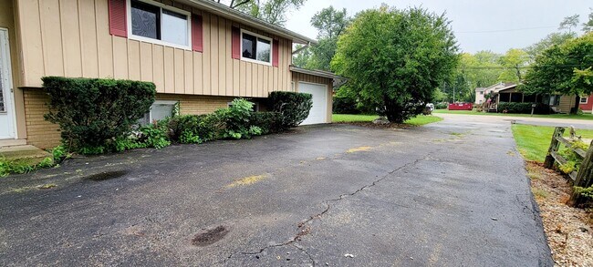 Building Photo - 41511 N Country Club Dr