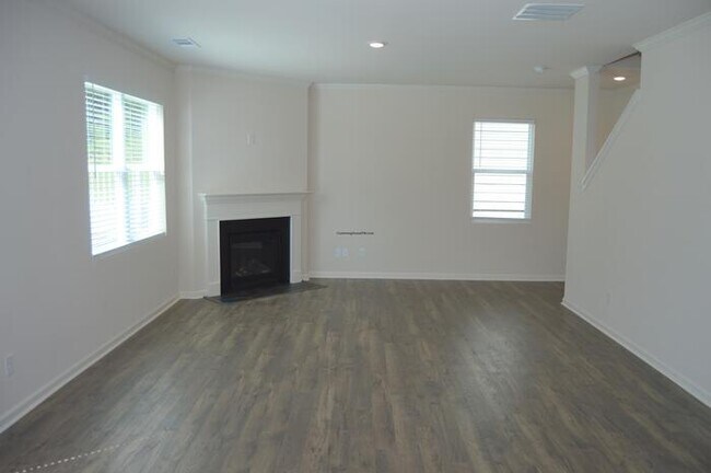 Building Photo - Available Now! Move in Ready!