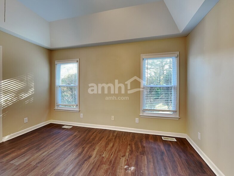 Building Photo - 100 Lake Lennox Dr