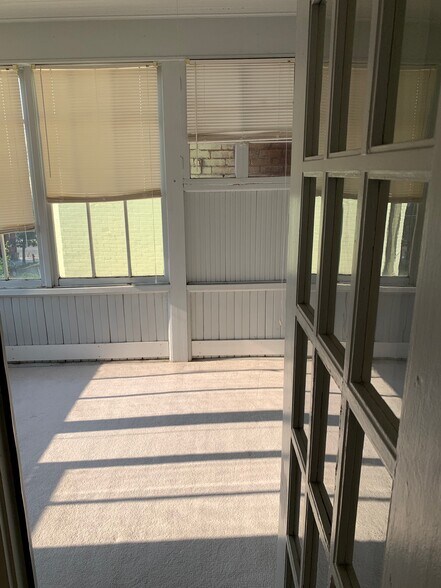 Building Photo - 800 W Broadway St