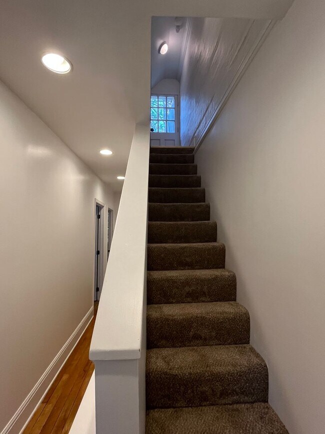 Building Photo - 418 Noble St