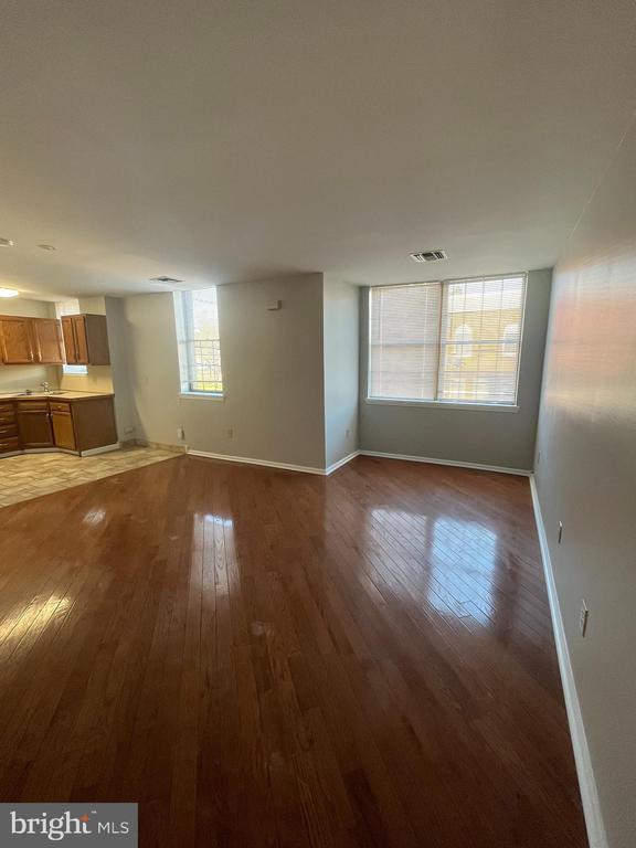 Primary Photo - 2401 S 5th St