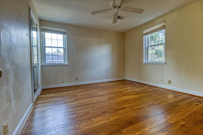 Building Photo - Discover Exceptional Townhouse Living!