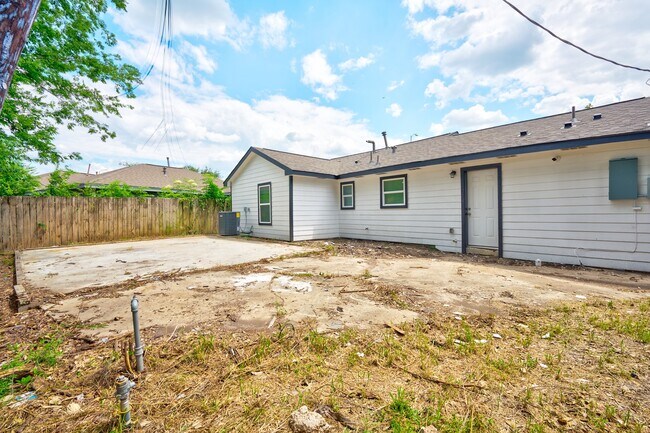 Building Photo - 5205 Southlea St