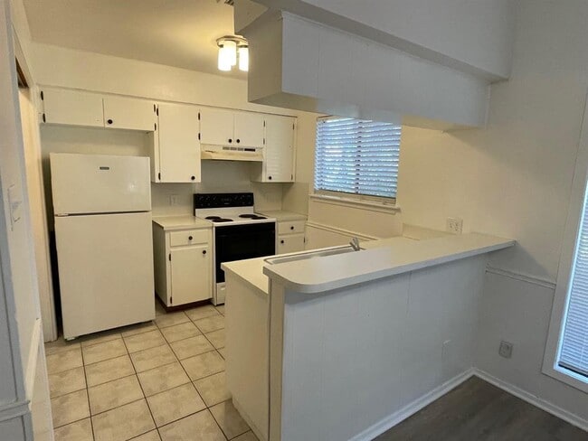 Building Photo - 8105 Ceberry Dr