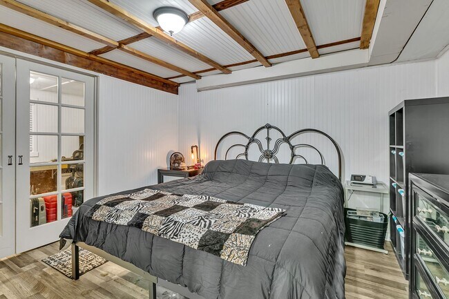 Building Photo - Rare Find: Flexible Living and Stunning Vi...