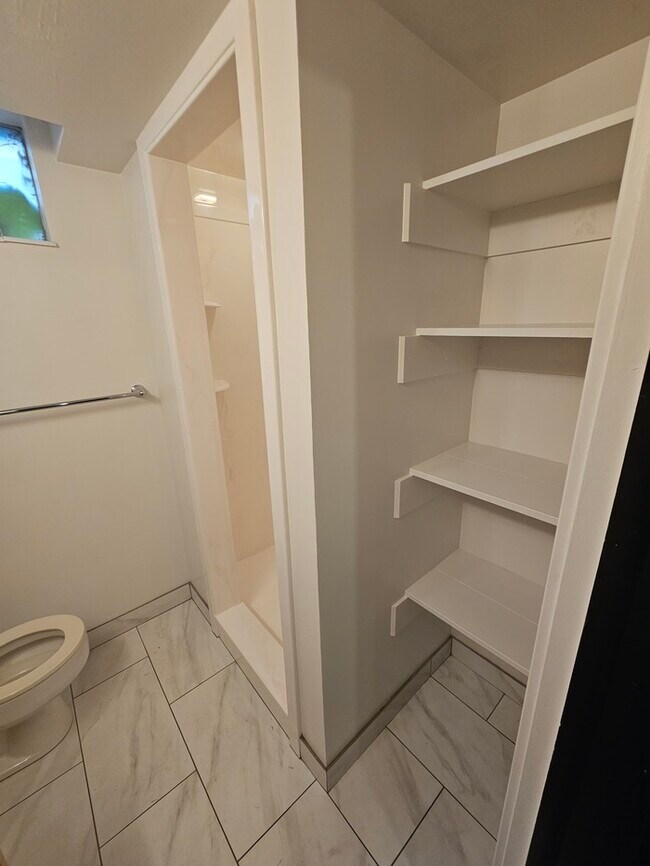 Building Photo - 4 bed 2 bath Home in Murray