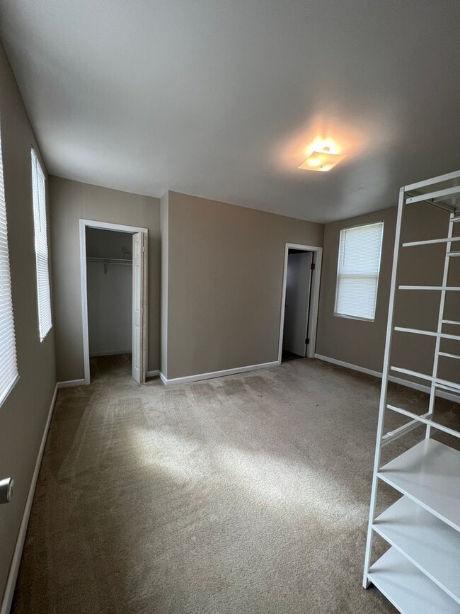 Building Photo - Conveniently Located 4 Bed/2 Bath Home-Central AC and Heat-Available 3/01!