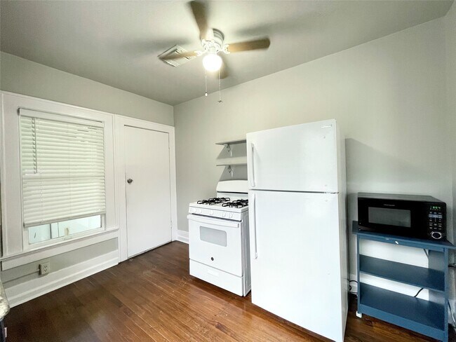 Building Photo - 4009 Oakridge St