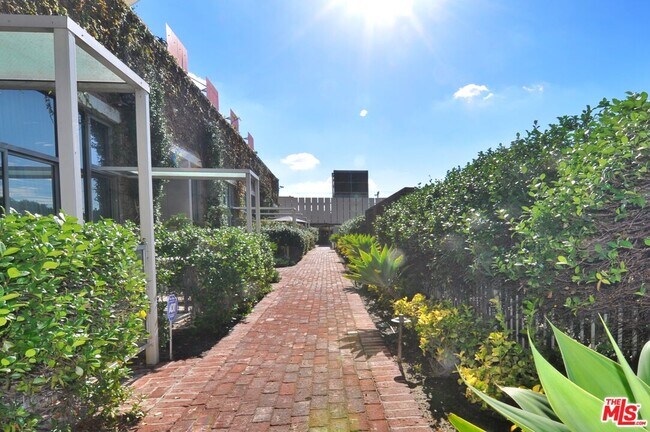 Building Photo - 1850 Industrial St